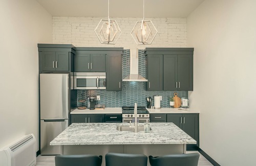 Logan Apartment | Modern Suite ~ Above Starbucks ~ Fast Wi-fi