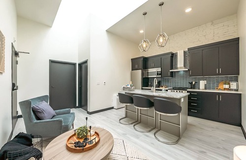 Logan Apartment | Modern Suite ~ Above Starbucks ~ Fast Wi-fi