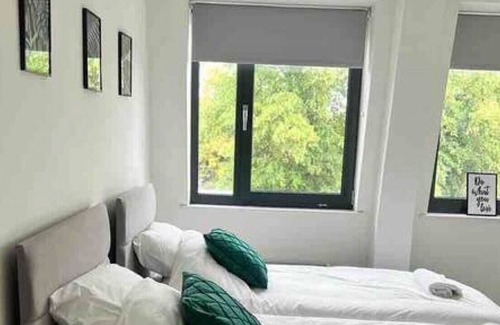 Bedford Apartment | Modern Suite- Bedford City centre w/ parking & gym