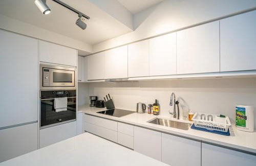 Mount Pleasant Apartment | Modern Suite by Olympic Village SkyTrain Sleeps 3