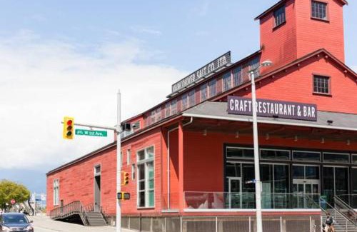Mount Pleasant Apartment | Modern Suite by Olympic Village SkyTrain Sleeps 3