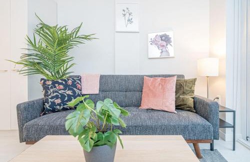 Mount Pleasant Apartment | Modern Suite by Olympic Village SkyTrain Sleeps 3