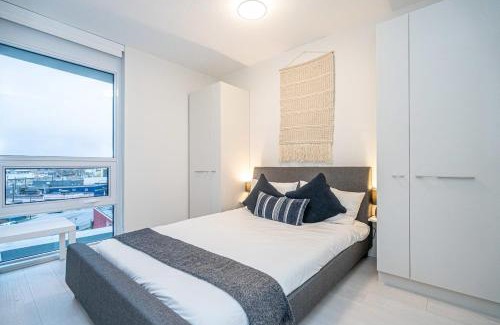 Mount Pleasant Apartment | Modern Suite by Olympic Village SkyTrain Sleeps 3