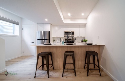 Southwest Edmonton House | Modern Suite|King Bed|Near Whyte Ave & U of A|WIFI