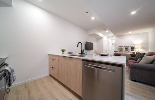 Southwest Edmonton House | Modern Suite|King Bed|Near Whyte Ave & U of A|WIFI