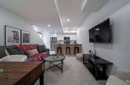 Southwest Edmonton House | Modern Suite|King Bed|Near Whyte Ave & U of A|WIFI