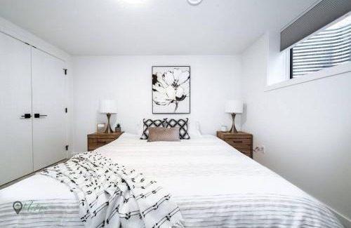 Southwest Edmonton House | Modern Suite King Bed Near Whyte Ave and U of A WIFI