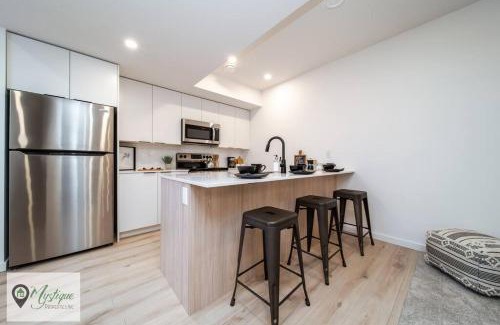 Southwest Edmonton House | Modern Suite King Bed Near Whyte Ave and U of A WIFI
