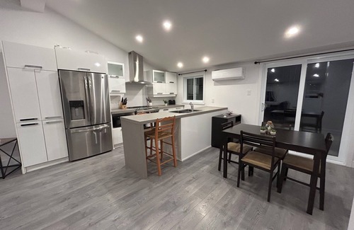 Sutton Condo | Modern suite near the mountain