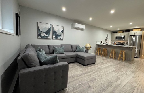 Okanagan-Similkameen House | Modern suite on Bottleneck Drive. Close to restaurants and wineries.