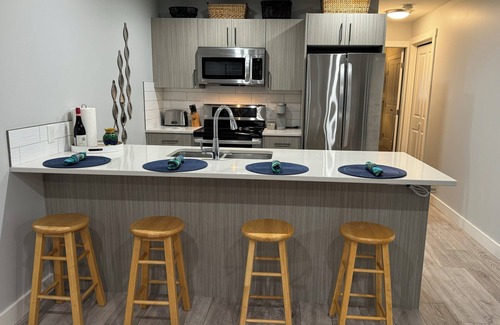 Okanagan-Similkameen House | Modern suite on Bottleneck Drive. Close to restaurants and wineries.