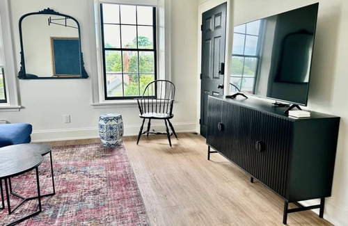 Port Hope Apartment | Modern Suite on the River