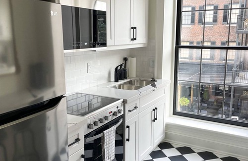 Port Hope Apartment | Modern Suite on the River