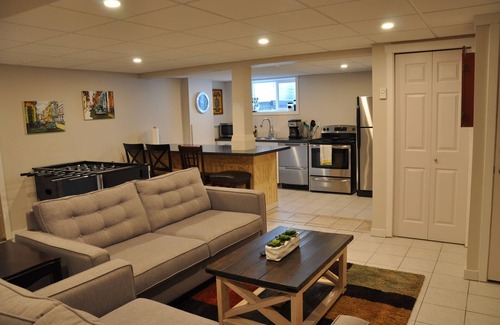 Central Okanagan House | Modern Suite Steps To the Beach