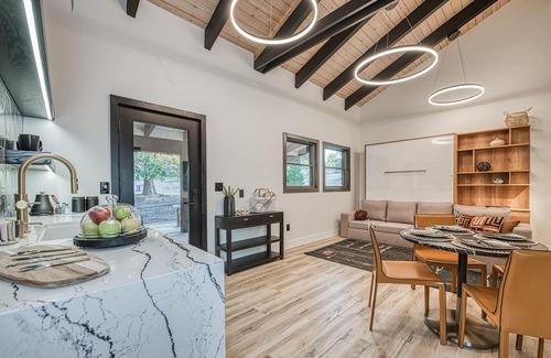 Auberry Apartment | Modern suite with AC adjacent to Yosemite & Sequoia National Parks.