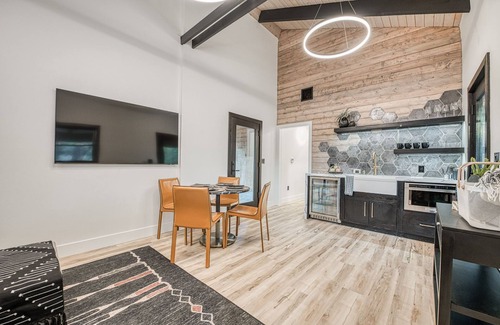 Auberry Apartment | Modern suite with AC adjacent to Yosemite & Sequoia National Parks.