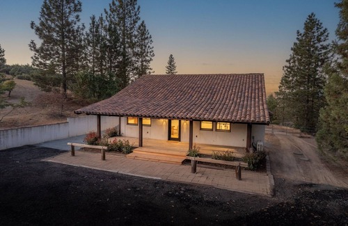 Auberry Apartment | Modern suite with AC adjacent to Yosemite & Sequoia National Parks.