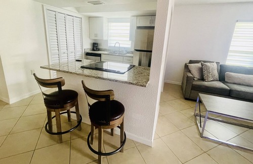 Sun 'N Lake Apartment | Modern Sun N’ Lock Villa - Self Check-In