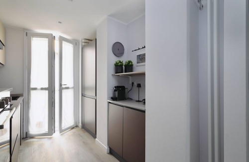 Milan Apartment | Modern Sunlit Loft-Milan Retreat
