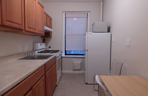 Morris Park Condo | Modern Sunny Apartment in Pelham Parkway, Bronx, NY