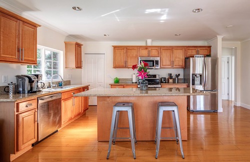 Encino House | *Modern, Sunny, Great Location- Pool/BBQ/Firepit!*