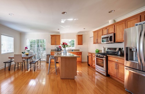 Encino House | *Modern, Sunny, Great Location- Pool/BBQ/Firepit!*