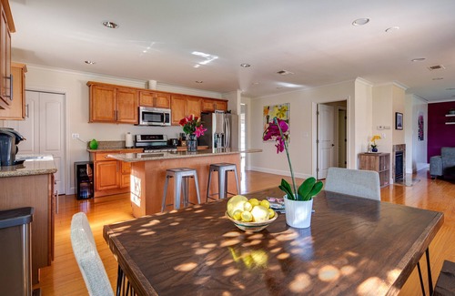 Encino House | *Modern, Sunny, Great Location- Pool/BBQ/Firepit!*