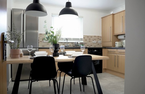 Coatbridge Apartment | Modern Sunnyside Penthouse