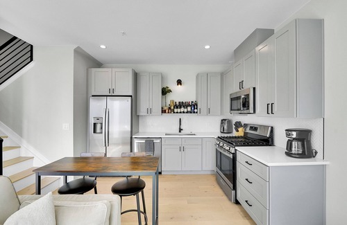 Sunnyside House | Modern Sunnyside Townhome - Monthly Rental