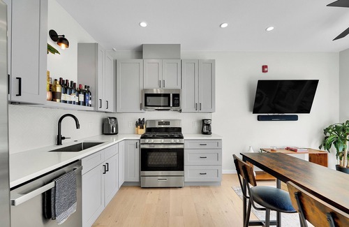 Sunnyside House | Modern Sunnyside Townhome - Monthly Rental