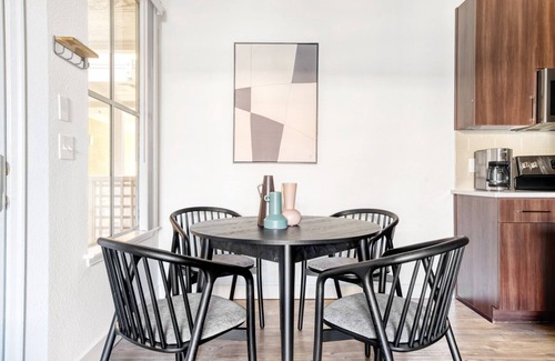 Sunnyvale Apartment | Modern Sunnyvale 1BR w/W/D, Pool & Gym, near Googleplex, by Blueground