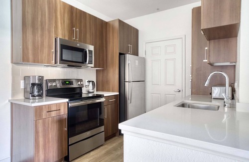 Sunnyvale Apartment | Modern Sunnyvale 1BR w/W/D, Pool & Gym, near Googleplex, by Blueground
