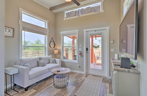 Milam County Cabin | Modern ‘Sunset Cabin’ w/Wood Fire Pit!