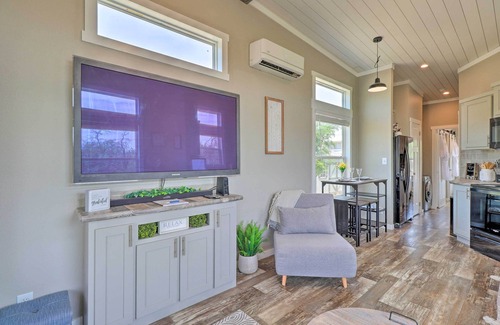 Milam County Cabin | Modern ‘Sunset Cabin’ w/Wood Fire Pit!