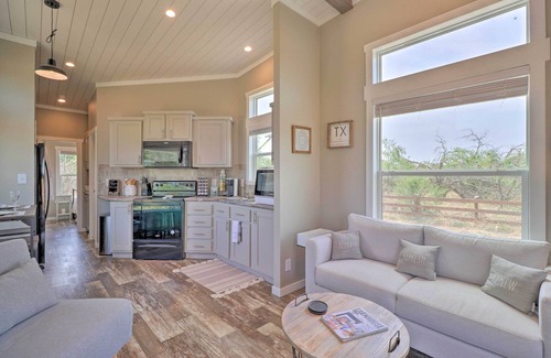 Milam County Cabin | Modern ‘Sunset Cabin’ w/Wood Fire Pit!