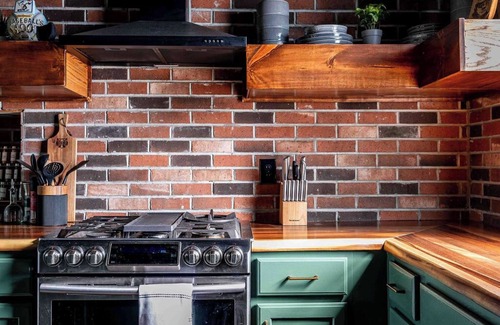 Hough House | Modern Swanky Baseball Home, King Beds, Hot Tub, BBQ Grill, 5 min to Cle Clinic