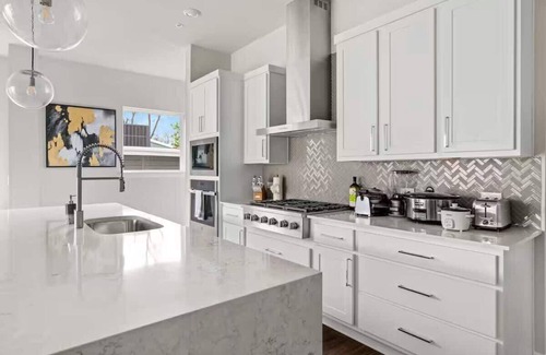 Old West Austin House | Modern Tarrytown Home~5 Minutes to Downtown & UT!