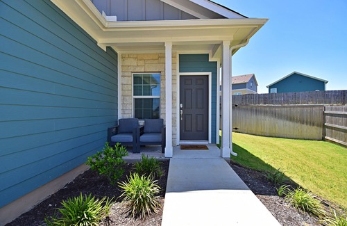 Del Valle House | Modern Tesla Home | Pool, BBQ & Playgrounds