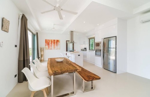 Maret Villa | Modern 7-bedroom villa with sea view