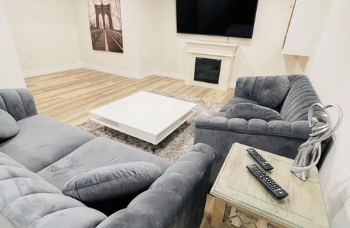Thorold House | Modern Thorold Apt w/Pool Table