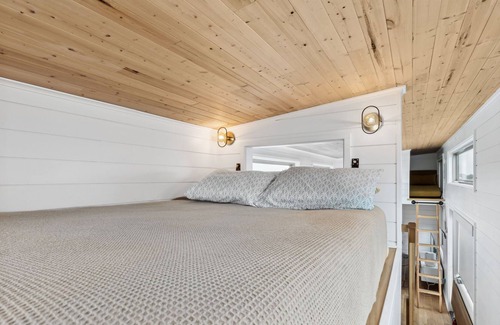 Kerens House | Modern Tiny Home Lakefront Getaway