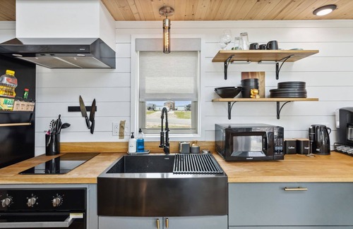 Kerens House | Modern Tiny Home Lakefront Getaway