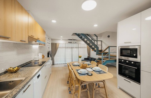 Choeng Mon House | Modern Townhouse with Long Pool, Sun Loungers & Kids’ Area