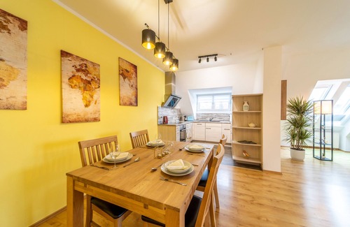 Coburg Apartment | Modern top floor apartment with parking - Netflix