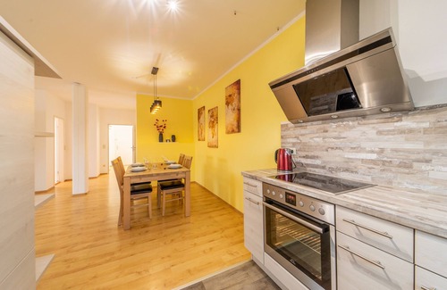 Coburg Apartment | Modern top floor apartment with parking - Netflix