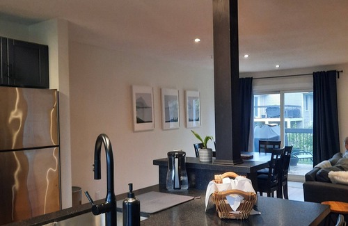 Thornbury House | Modern Tornbury townhouse walk to everything, seasonal rental available