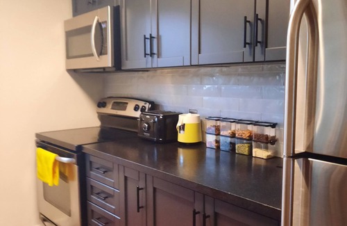Thornbury House | Modern Tornbury townhouse walk to everything, seasonal rental available