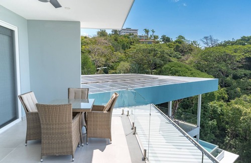Manuel Antonio House | Modern Tower 7 Bdrms- AC,Ktchn,Elevator -19 guests