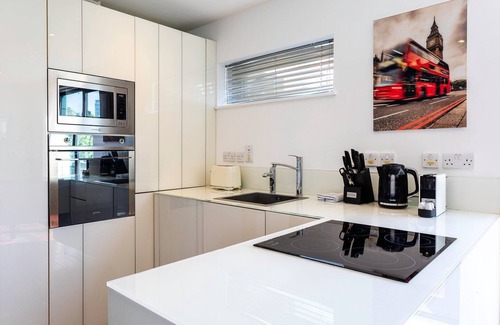 Tower Hill Apartment | Modern Tower Hill Penthouse