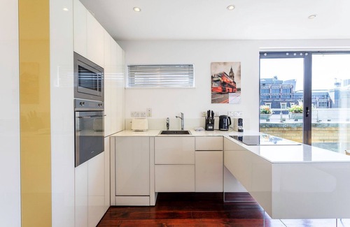 Tower Hill Apartment | Modern Tower Hill Penthouse